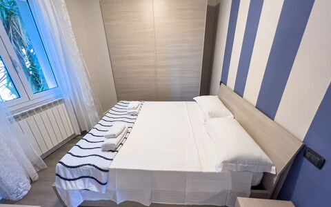 Apartment Tre - Diano Marina: Gebäude, Blau, Interior Design, Holz, Komfort, Fussboden, Flooring, Haus, Bett, Rechteck