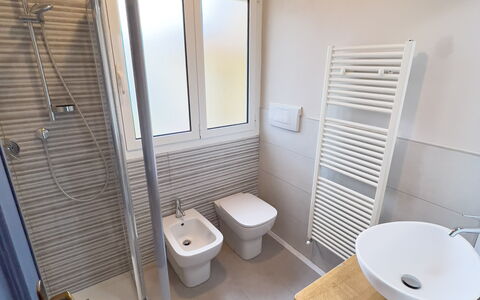 Apartment Tre - Diano Marina: Armatur, Sinken, Bad Sink, Badezimmer, Interior Design, Fussboden, Toilette, Flooring, Holz
