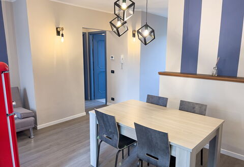 Apartment Tre - Diano Marina: Tabelle, Eigentum, Möbel, Stuhl, Holz, Interior Design, Fussboden, Flooring, Hartholz, Holzbeize