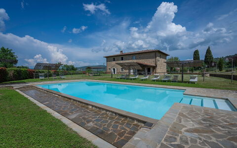 Leopolda In Selvarella Pool And Wi-fi: Wolke, Himmel, Wasser, Pflanze, Schwimmbad, Azurblau, Gebäude, Baum, Gartenmöbel, Haus