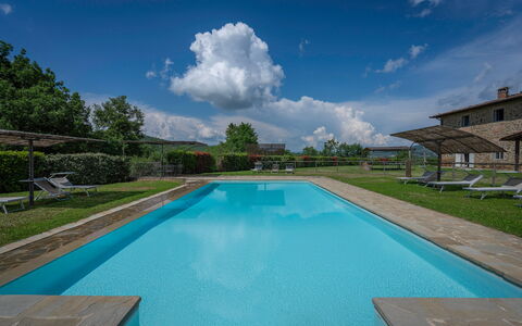 Leopolda In Selvarella Pool And Wi-fi: Wasser, Wolke, Himmel, Pflanze, Schwimmbad, Azurblau, Baum, Schatten, Gartenmöbel, Gebäude