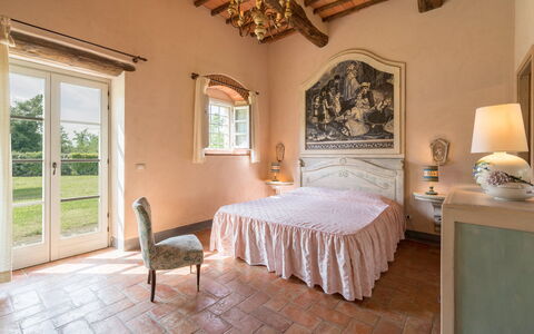 Villa Leopolda Selvarella: Möbel, Eigentum, Fenster, Tabelle, Gebäude, Bilderrahmen, Komfort, Holz, Beleuchtung, Interior Design