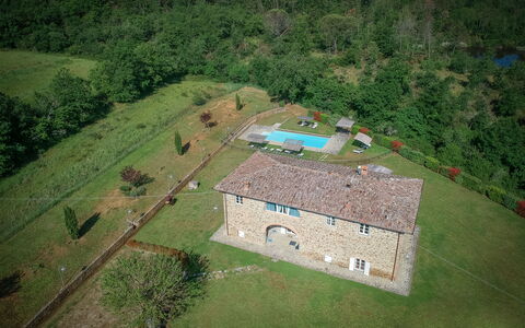 Leopolda In Selvarella Pool And Wi-fi: Gebäude, Grundstueck, Steigung, Natürliche Landschaft, Haus, Landschaft, Gras, Baum, Wiese, Urban Design