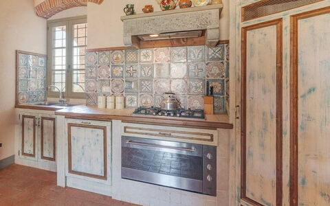 Leopolda In Selvarella Pool And Wi-fi: Cabinetry, Countertop, Holz, Flooring, Fussboden, Küche, Interior Design, Regale, Haus, Holzbeize