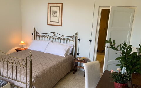 Massarosa Front Lake, The Gargoyles: Möbel, Bett, Schlafzimmer, Wand, Bedding, Interior Design, Bettdecke, Holz, Fussboden, Flooring