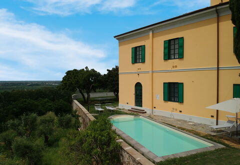 Massarosa Front Lake, The Gargoyles: Wolke, Himmel, Gebäude, Eigentum, Fenster, Wasser, Pflanze, Azurblau, Schwimmbad, Grundstueck