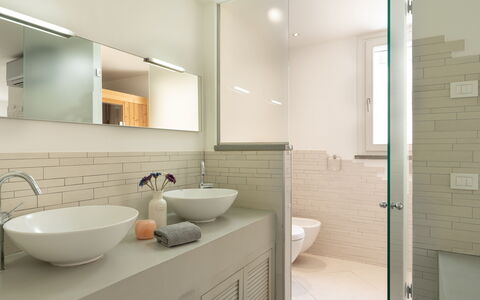 Luxury Green Marignana Villa, Versilia, Pool, Ac,: Spiegel, Zapfhahn, Sinken, Eigentum, Armatur, Bad Sink, Badezimmerschrank, Badezimmer, Cabinetry, Interior Design