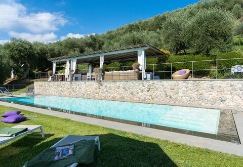 Luxury Green Marignana Villa, Versilia, Pool, Ac,: Himmel, Wolke, Pflanze, Baum, Schatten, Schwimmbad, Gras, Freizeit, Urban Design, Erholung