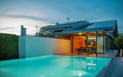 Villa Dalia Venezia: Wasser, Himmel, Eigentum, Pflanze, Schwimmbad, Azurblau, Wolke, Schatten, Gebäude, Gartenmöbel