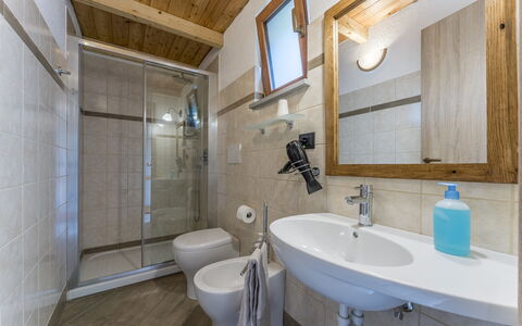 Casa Aurora - Recco, Liguria: Spiegel, Zapfhahn, Armatur, Sinken, Eigentum, Bad Sink, Badezimmer, Lila, Die Architektur