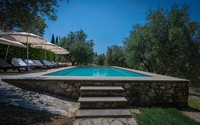 Villa Recanati, Val D'orcia, Private Pool, Jacuzzi: Wasser, Himmel, Gebäude, Pflanze, Schwimmbad, Schatten, Baum, Rechteck, Haus, Gartenmöbel