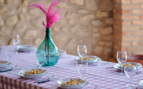 Villa Pagannoni: Geschirr, Tabelle, Möbel, Drinkware, Essen, Kelche, Dishware, Tischdecke, Textil, Dekoration