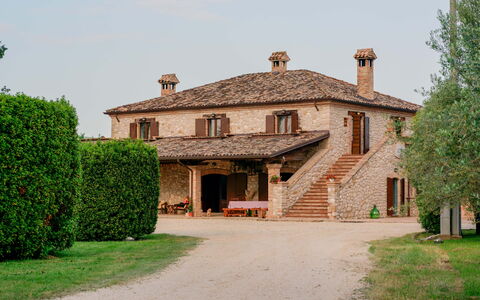 Villa Pagannoni: Pflanze, Himmel, Gebäude, Fenster, Haus, Baum, Hütte, Tür, Gras
