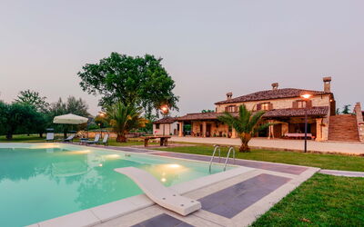 Villa Pagannoni: Wasser, Himmel, Pflanze, Gebäude, Baum, Schwimmbad, Gartenmöbel, Die Architektur, Arecales, Wohngebiet