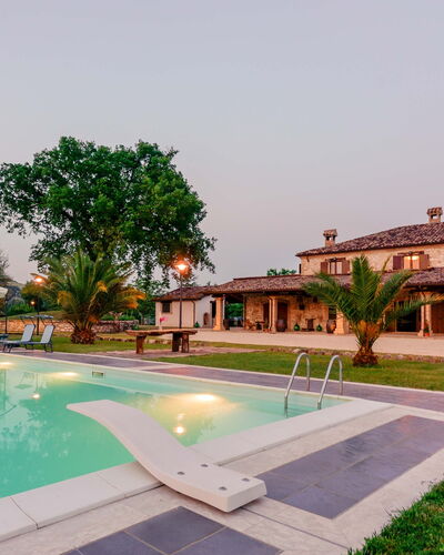 Villa Pagannoni: Wasser, Himmel, Pflanze, Gebäude, Baum, Schwimmbad, Gartenmöbel, Die Architektur, Arecales, Wohngebiet