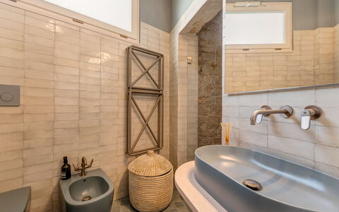 Dimora Cocchi: Armatur, Eigentum, Badewanne, Zapfhahn, Produkt, Badezimmer, Holz, Interior Design, Beleuchtung, Die Architektur