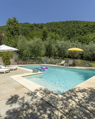 Fienile Di Fabio - Colline Fiorentine Vaiano, Tosc: Wasser, Pflanze, Eigentum, Schwimmbad, Himmel, Azurblau, Baum, Gartenmöbel, Schatten, Grundeigentum