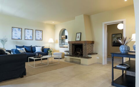 Villa Zara: Eigentum, Bilderrahmen, Couch, Wohnzimmer, Fussboden, Zimmerpflanze, Flooring, Tabelle, Grundeigentum, Holz