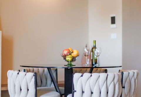 Casa Novecento: Tabelle, Möbel, Eigentum, Holz, Orange, Beleuchtung, Interior Design, Pflanze, Stuhl, Flooring