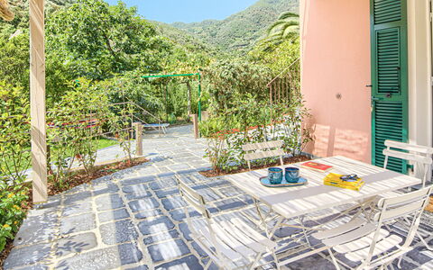 La Casa Dei Glicini - Levanto: Pflanze, Gebäude, Himmel, Gartenmöbel, Schatten, Freizeit, Wohngebiet, Urban Design, Schwimmbad, Grundeigentum