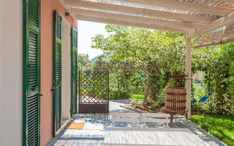 La Casa Dei Glicini - Levanto: Pflanze, Schatten, Holz, Gartenmöbel, Fussboden, Flooring, Grundeigentum, Schwimmbad, Freizeit, Rechteck