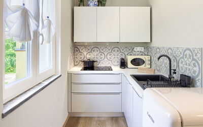 Palma - First Floor Apartment: Cabinetry, Spüle, Eigentum, Sinken, Zapfhahn, Countertop, Armatur, Fenster, Interior Design, Küche