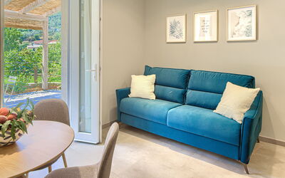 Ulivo - Ground Floor Equipped Suite: Möbel, Couch, Pflanze, Azurblau, Tabelle, Holz, Interior Design, Wohnzimmer, Kissen, Fussboden