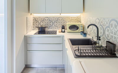 Magnolia - Ground Floor Apartment: Spüle, Cabinetry, Countertop, Eigentum, Zapfhahn, Sinken, Armatur, Küche, Herd, Holz