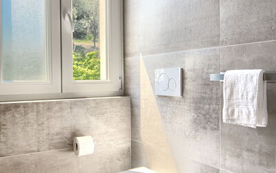 Pesco - First Floor Equipped Suite: Armatur, Zapfhahn, Sinken, Bad Sink, Fenster, Badezimmer, Beleuchtung, Interior Design, Holz
