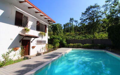 Pupa House: Wasser, Pflanze, Himmel, Gebäude, Schwimmbad, Azurblau, Baum, Freizeit, Schatten, Wohngebiet