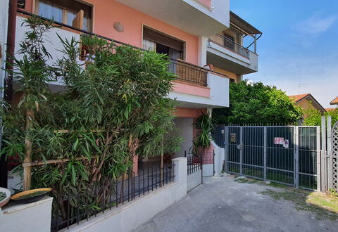 La Butterfly: Pflanze, Gebäude, Fenster, Urban Design, Nachbarschaft, Zaun, Wohngebiet, Fassade, Grundeigentum, Eigentumswohnung