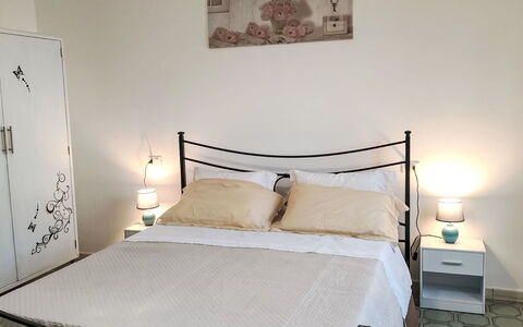 Patrizia: Bett, Schlafzimmer, Bedding, Möbel, Bettdecke, Linens, Interior Design, Fussboden, Bettrahmen, Flooring