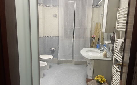 Villa Castelnuovo: Sinken, Gebäude, Spiegel, Zapfhahn, Armatur, Bad Sink, Badezimmer, Lila, Fussboden