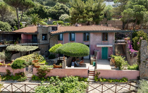 Argentarola House, Porto Santo Stefano, Seaview An: Pflanze, Fenster, Gebäude, Baum, Vegetation, Haus, Nachbarschaft, Biome, Urban Design, Blume