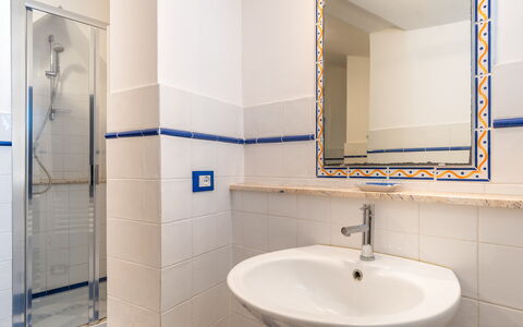 Argentarola House, Porto Santo Stefano, Seaview An: Spiegel, Sinken, Zapfhahn, Armatur, Bad Sink, Eigentum, Badezimmer, Lila, Interior Design