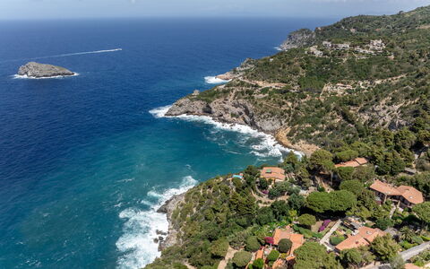 Argentarola House, Porto Santo Stefano, Seaview An: Wasser, Himmel, Azurblau, Natürliche Landschaft, Küsten Und Ozeanische Forms, Terrain, Baum, Pflanze, Landschaft, Berg
