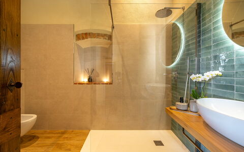 Monticchiello Apartment With Garden, Wifi, Pienza,: Interior Design, Badezimmer, Flooring, Wand, Armatur, Fussboden, Beleuchtung, Spiegel, Light Fixture, Zapfhahn