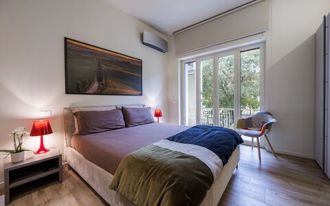 Betty Florence Charming Modern Apartment Near Piaz: Möbel, Eigentum, Komfort, Bilderrahmen, Holz, Interior Design, Lampe, Schatten, Fussboden, Kissen