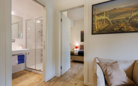 Betty Florence Charming Modern Apartment Near Piaz: Spiegel, Eigentum, Möbel, Gebäude, Badezimmerschrank, Holz, Badezimmer, Komfort, Armatur, Interior Design