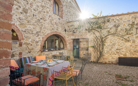 Lina - Podere Ribatti - Casole D'elsa, Toscana: Tabelle, Eigentum, Himmel, Möbel, Fenster, Gebäude, Stuhl, Interior Design, Pflanze, Tisch Im Freien