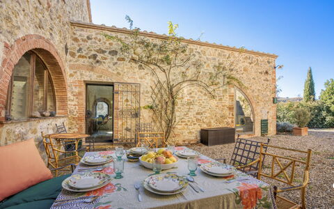 Alice - Podere Ribatti - Casole D'elsa, Toscana: Tabelle, Himmel, Geschirr, Eigentum, Möbel, Dishware, Pflanze, Azurblau, Teller, Tischdecke
