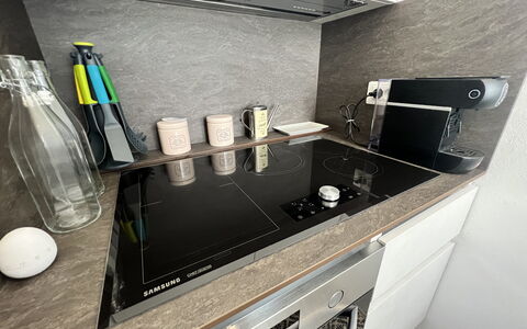 Casa Ada e Sabo: Cabinetry, Eigentum, Countertop, Zapfhahn, Interior Design, Küche, Regale, Flooring, Gas, Schublade