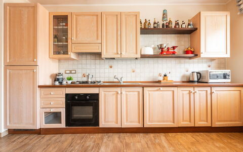 Rifugio a Tisiddu: Braun, Cabinetry, Countertop, Eigentum, Küche, Herd, Holz, Haushaltsgerät, Küchengerät, Flooring