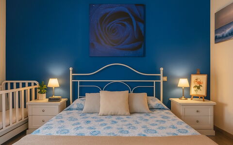 Rifugio a Tisiddu: Möbel, Blau, Bett, Interior Design, Schlafzimmer, Wand, Holz, Bedding, Fussboden, Flooring