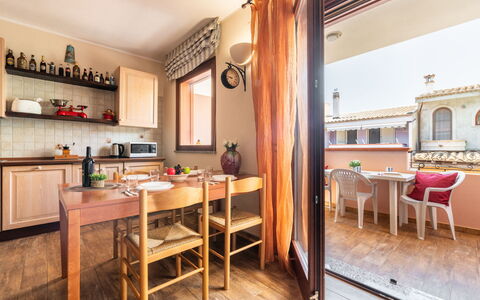 Rifugio a Tisiddu: Tabelle, Möbel, Eigentum, Holz, Beleuchtung, Gebäude, Cabinetry, Interior Design, Stuhl, Fenster
