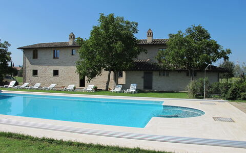 Villa Assisi: Himmel, Wasser, Pflanze, Gebäude, Baum, Schatten, Gras, Rechteck, Freizeit, Verbundwerkstoff
