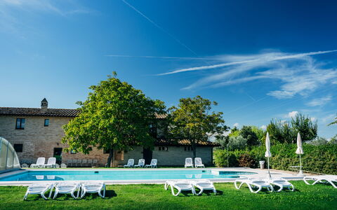 Villa Assisi: Himmel, Wolke, Pflanze, Baum, Gartenmöbel, Schatten, Stuhl, Gras, Natürliche Landschaft, Gebäude