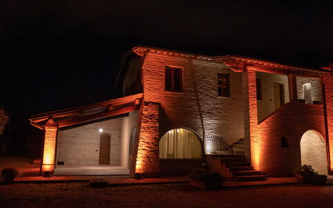 Villa Assisi: Eigentum, Fenster, Pflanze, Gebäude, Himmel, Haus, Tür, Fassade, Mitternacht