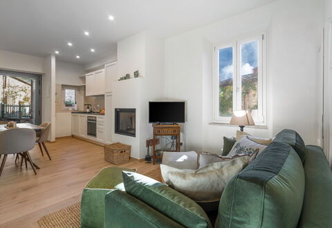 Il Nespolo Charming Apartment Fonterutoli - Siena,: Tabelle, Möbel, Bilderrahmen, Couch, Eigentum, Interior Design, Gebäude, Holz, Komfort, Beleuchtung