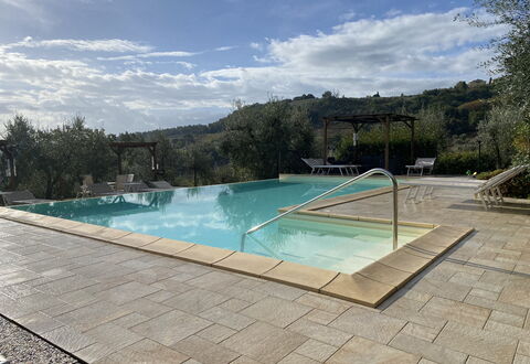 Villa Le Ripe - Gambassi Terme, Toscana: Wasser, Wolke, Himmel, Wasservorräte, Schwimmbad, Rechteck, Gartenmöbel, Baum, Schatten, Pflanze